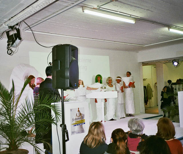 Papierkleider auf der Messe 'femme 5', Bonn, 22.3.2015